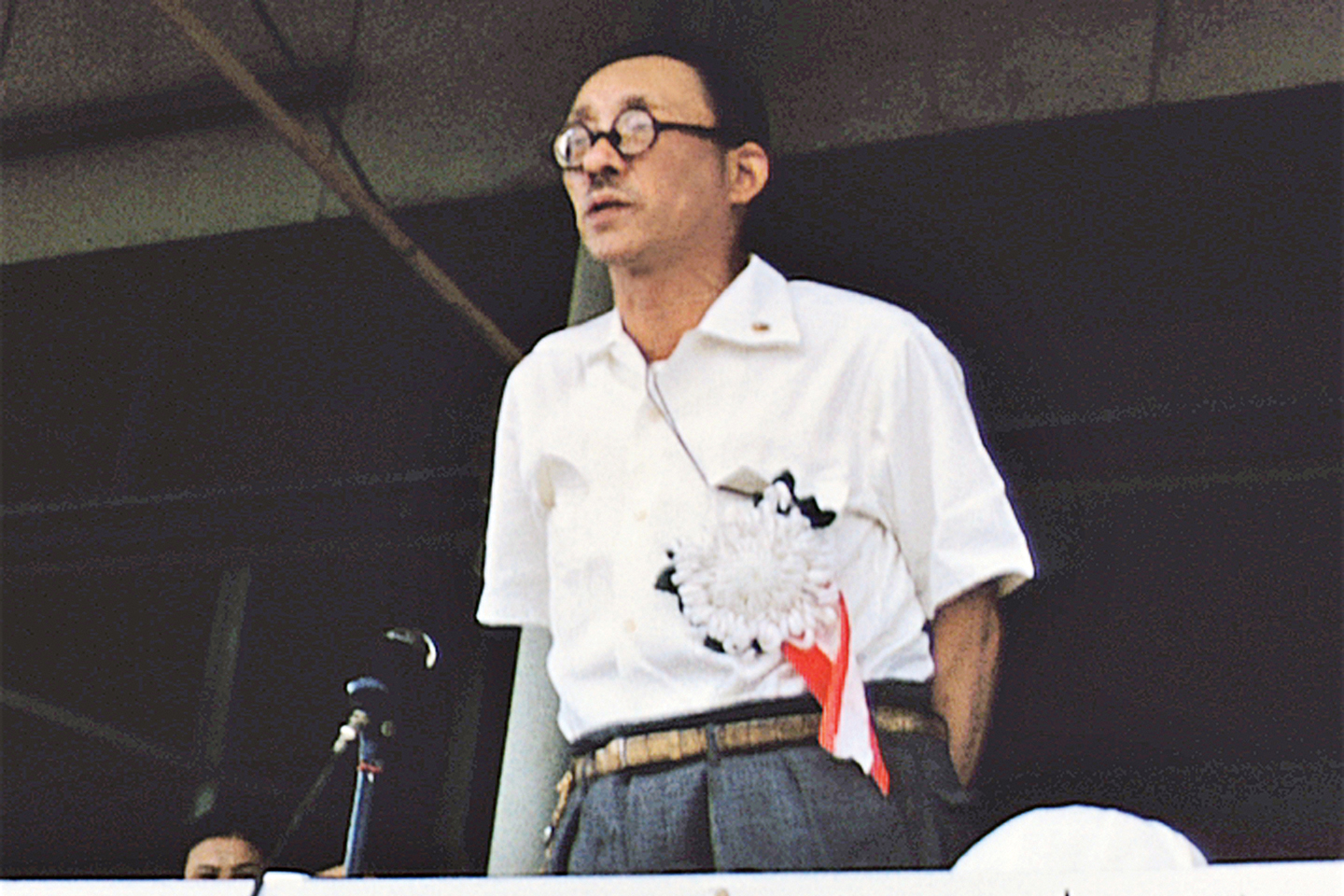 Josei Toda appelle à l'abolition des armes nucléaires lors d'un rassemblement des étudiants au stade Mitsuzawa, à Yokohama, le 8 septembre 1957.