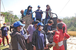 Des jeunes de la SGI-Népal engagés dans des activités de distribution de matériels de premiers secours.